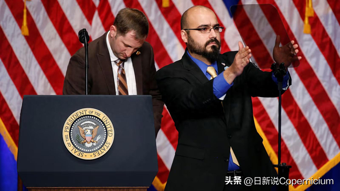 年薪17.5万，他却靠特朗普讲话赚外快，白宫火速切割：这行为可耻