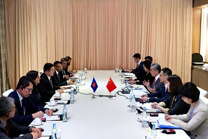 闹剧收场！王毅外长在马尼拉一锤定音，菲大使被召见，10国做切割